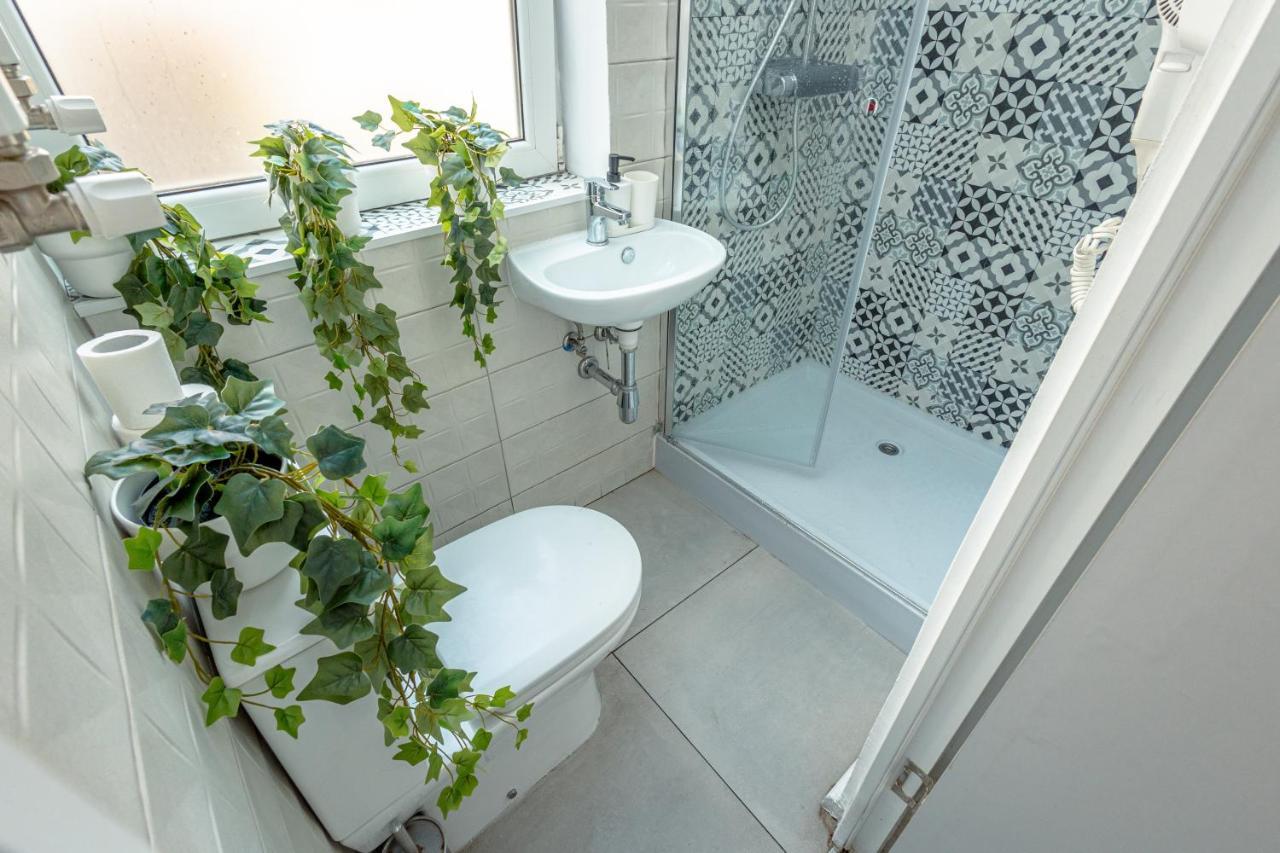 First Hostel Bucur 21 Bukares Bagian luar foto