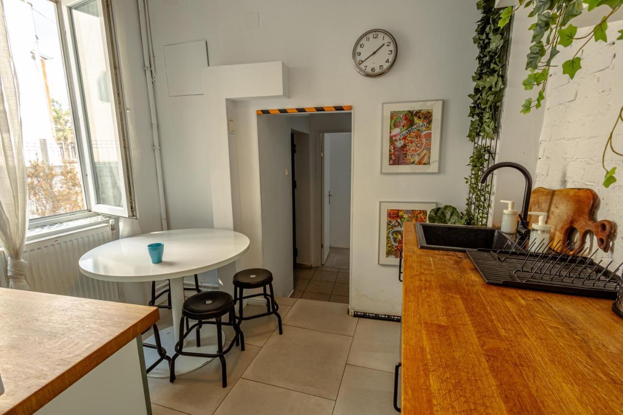 First Hostel Bucur 21 Bukares Bagian luar foto